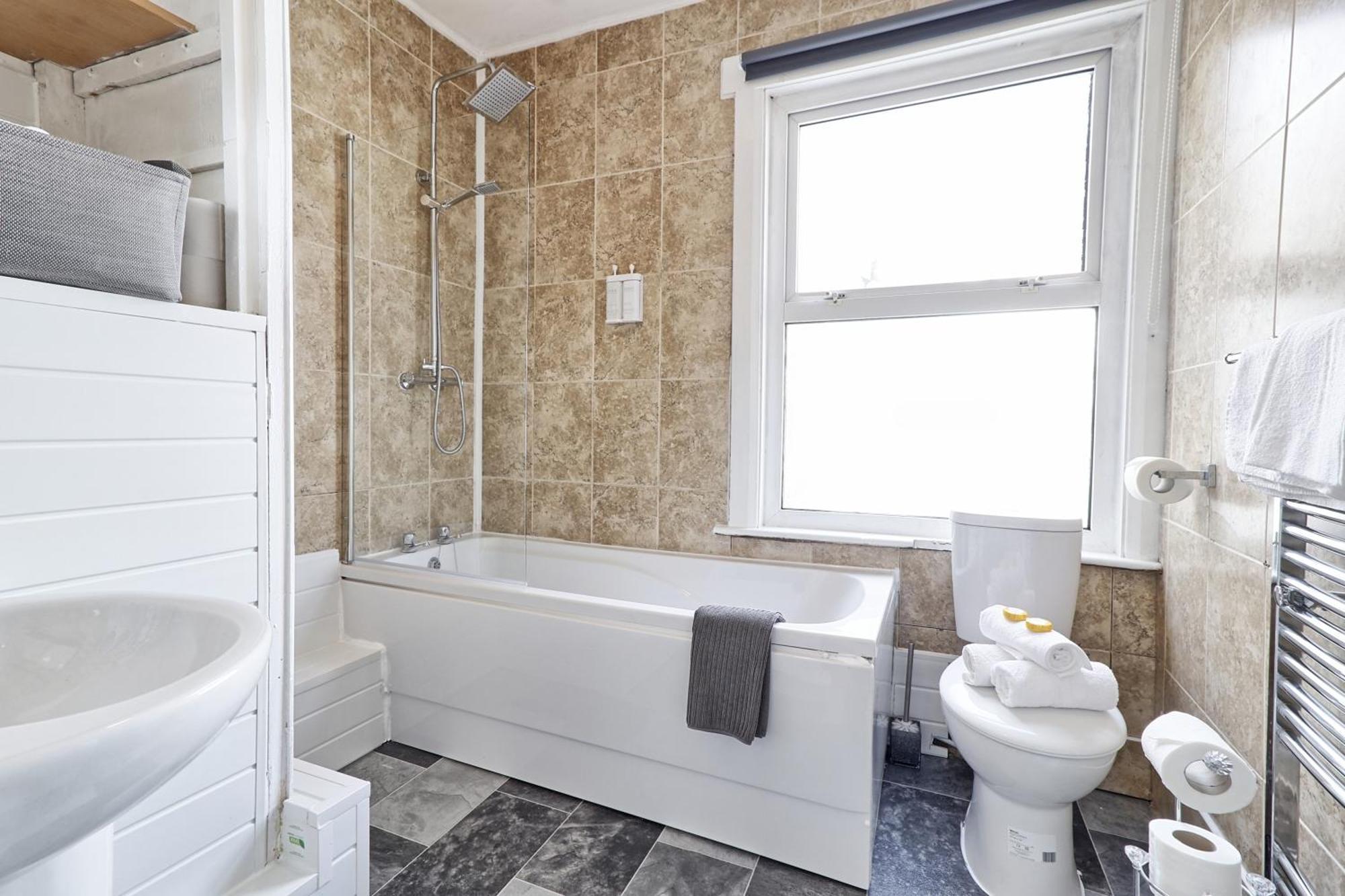 Beautiful Spacious Four Bedroom House With Parking For 2 Cars, 5 Minute Walk To Southend Station Eksteriør billede