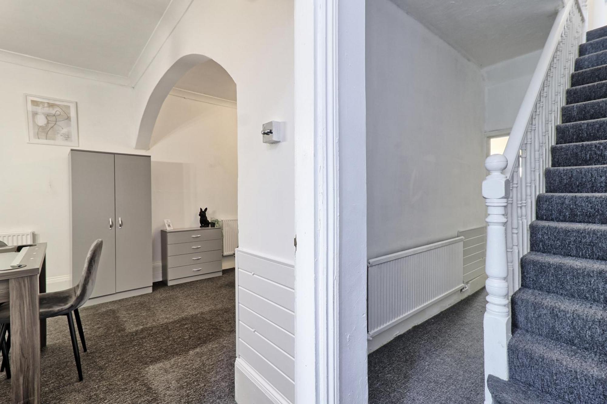 Beautiful Spacious Four Bedroom House With Parking For 2 Cars, 5 Minute Walk To Southend Station Eksteriør billede