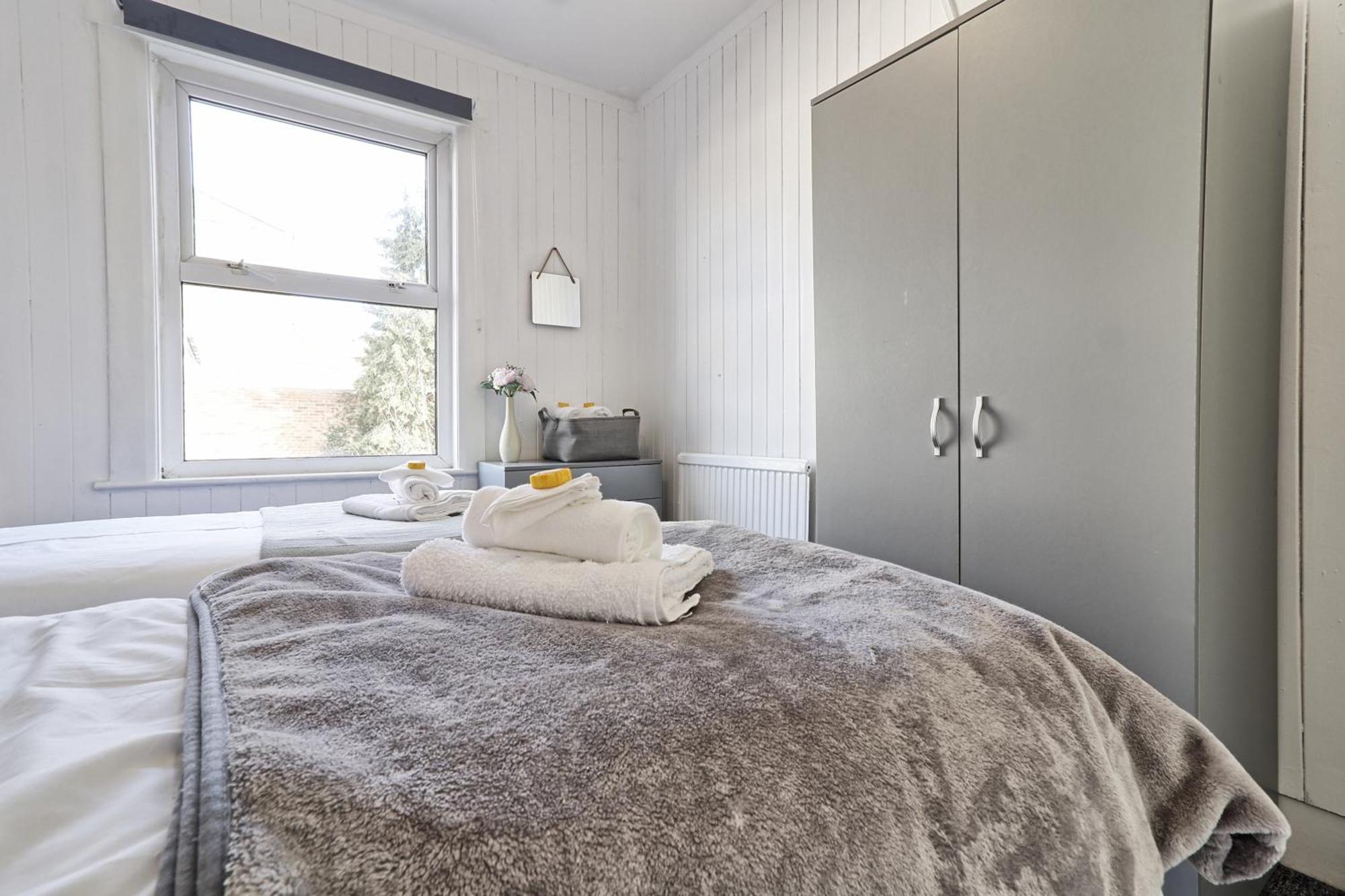 Beautiful Spacious Four Bedroom House With Parking For 2 Cars, 5 Minute Walk To Southend Station Eksteriør billede