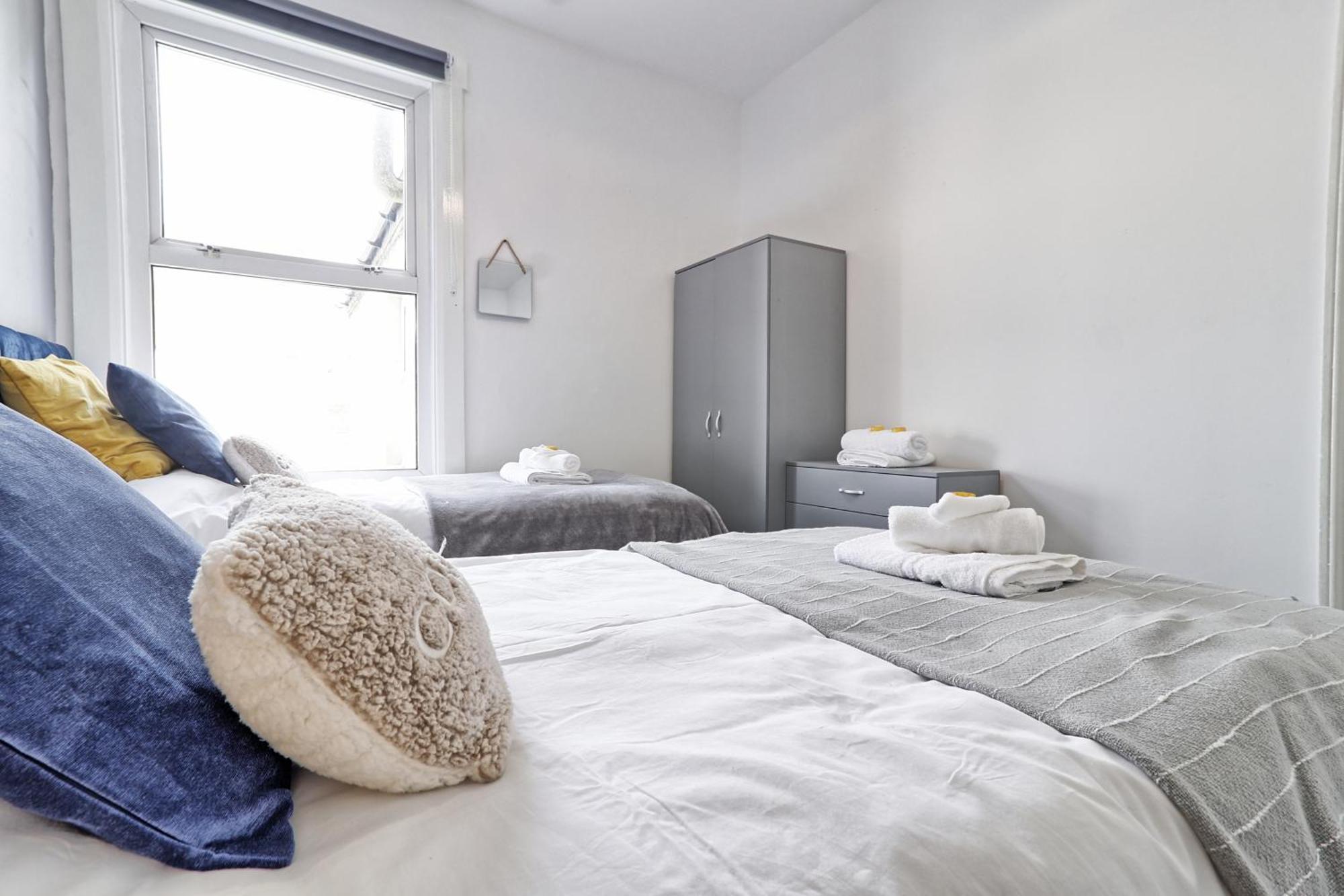 Beautiful Spacious Four Bedroom House With Parking For 2 Cars, 5 Minute Walk To Southend Station Eksteriør billede