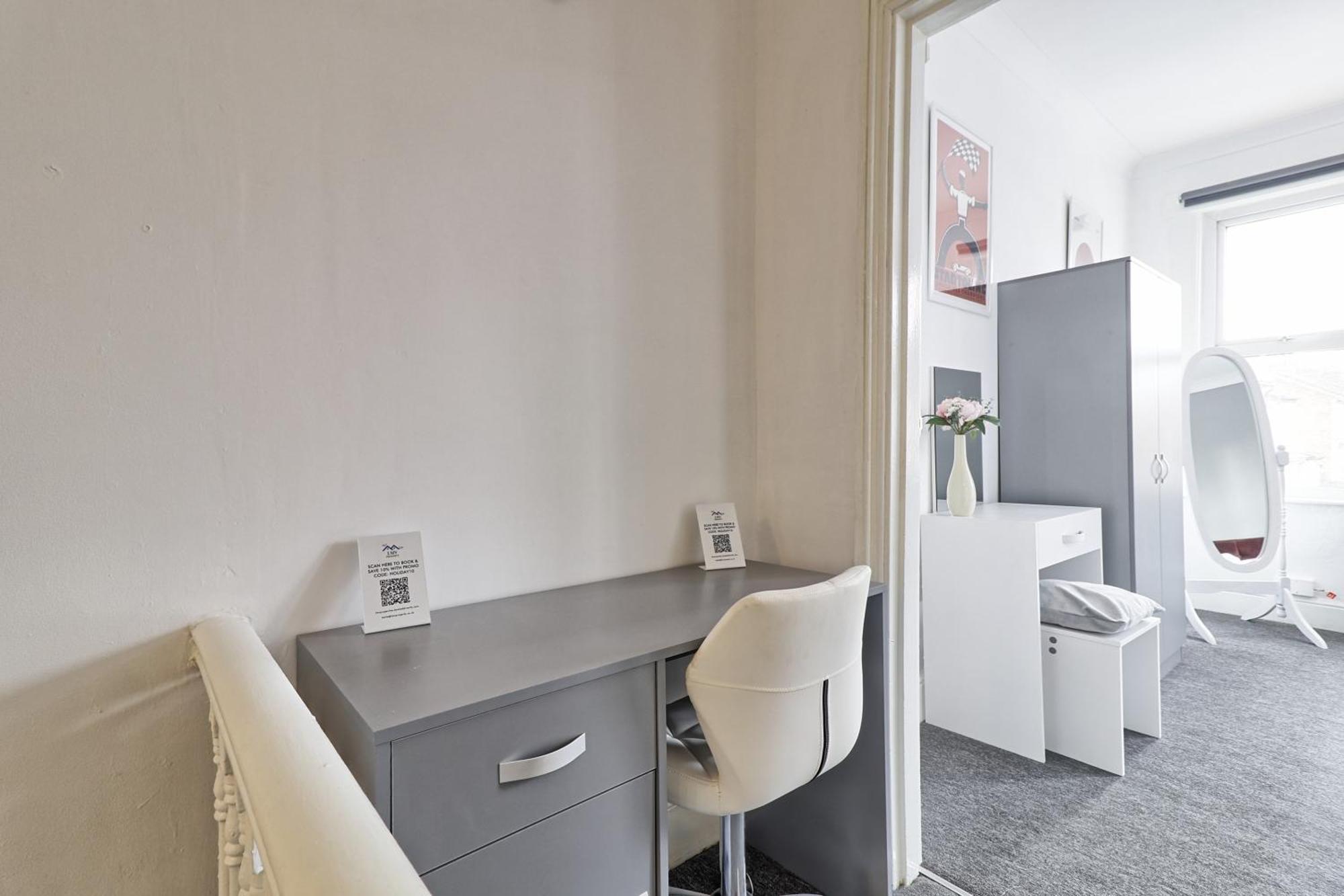 Beautiful Spacious Four Bedroom House With Parking For 2 Cars, 5 Minute Walk To Southend Station Eksteriør billede