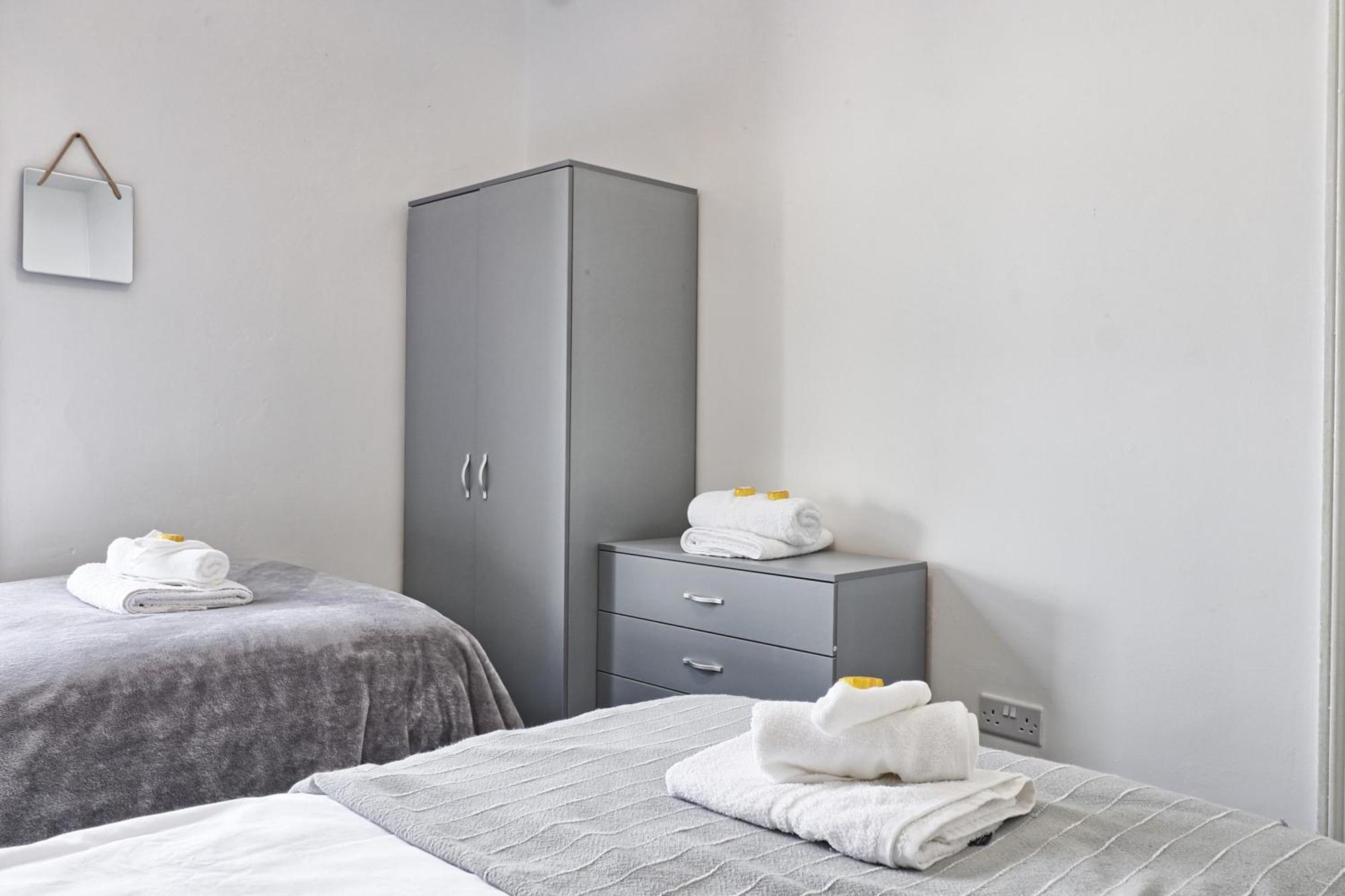 Beautiful Spacious Four Bedroom House With Parking For 2 Cars, 5 Minute Walk To Southend Station Eksteriør billede