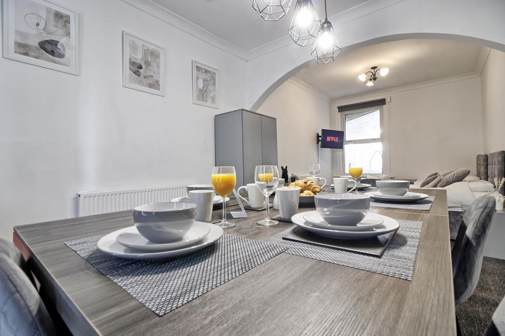 Beautiful Spacious Four Bedroom House With Parking For 2 Cars, 5 Minute Walk To Southend Station Eksteriør billede