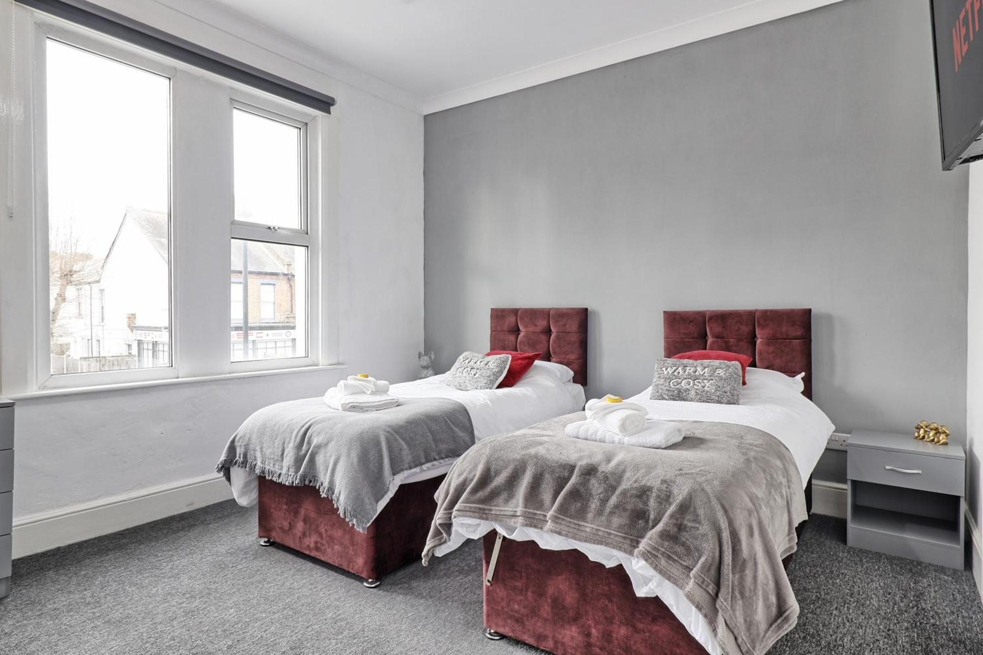 Beautiful Spacious Four Bedroom House With Parking For 2 Cars, 5 Minute Walk To Southend Station Eksteriør billede