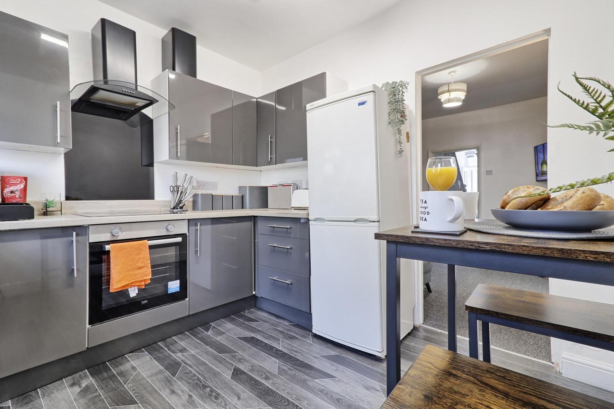 Beautiful Spacious Four Bedroom House With Parking For 2 Cars, 5 Minute Walk To Southend Station Eksteriør billede