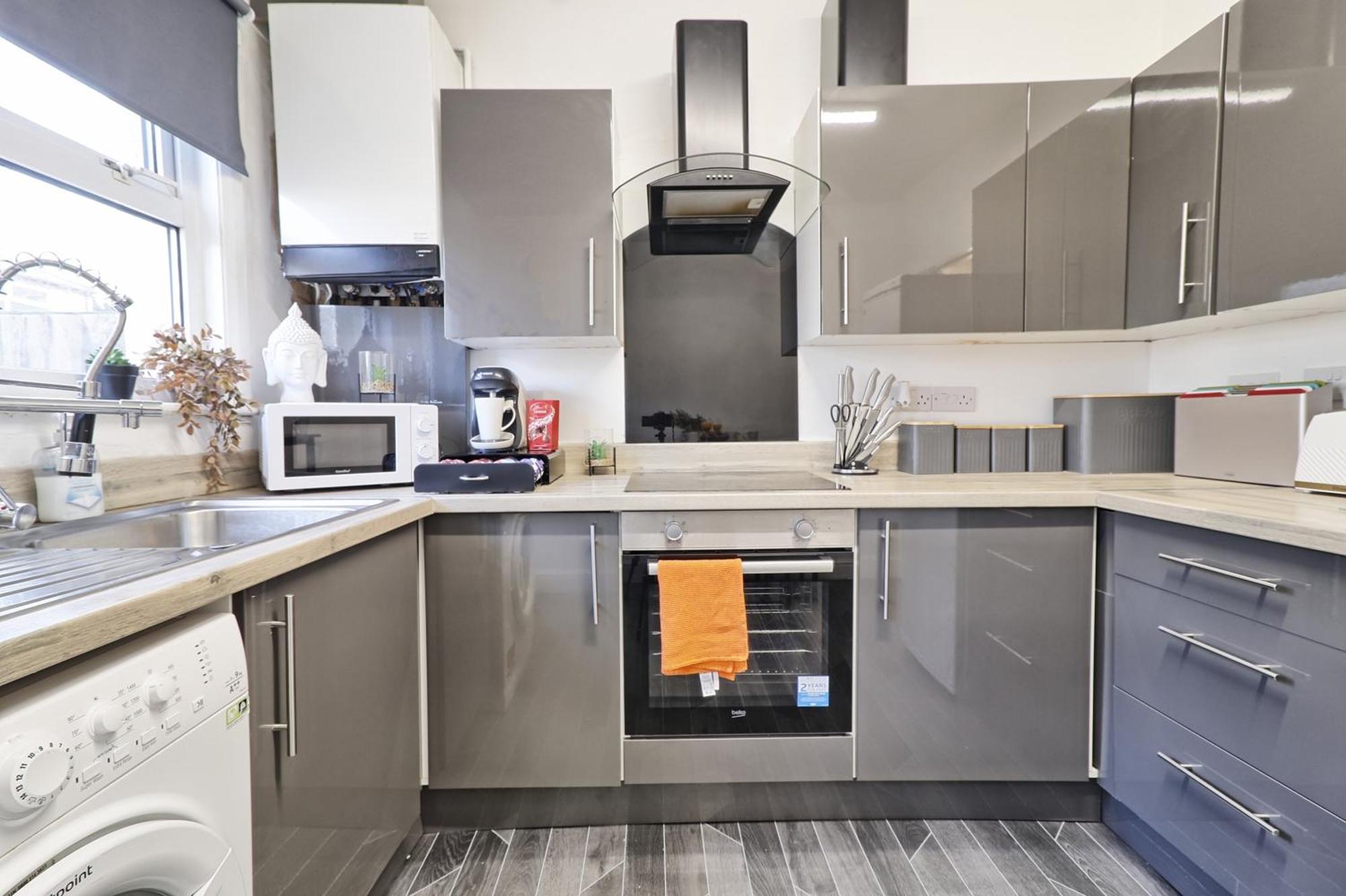Beautiful Spacious Four Bedroom House With Parking For 2 Cars, 5 Minute Walk To Southend Station Eksteriør billede
