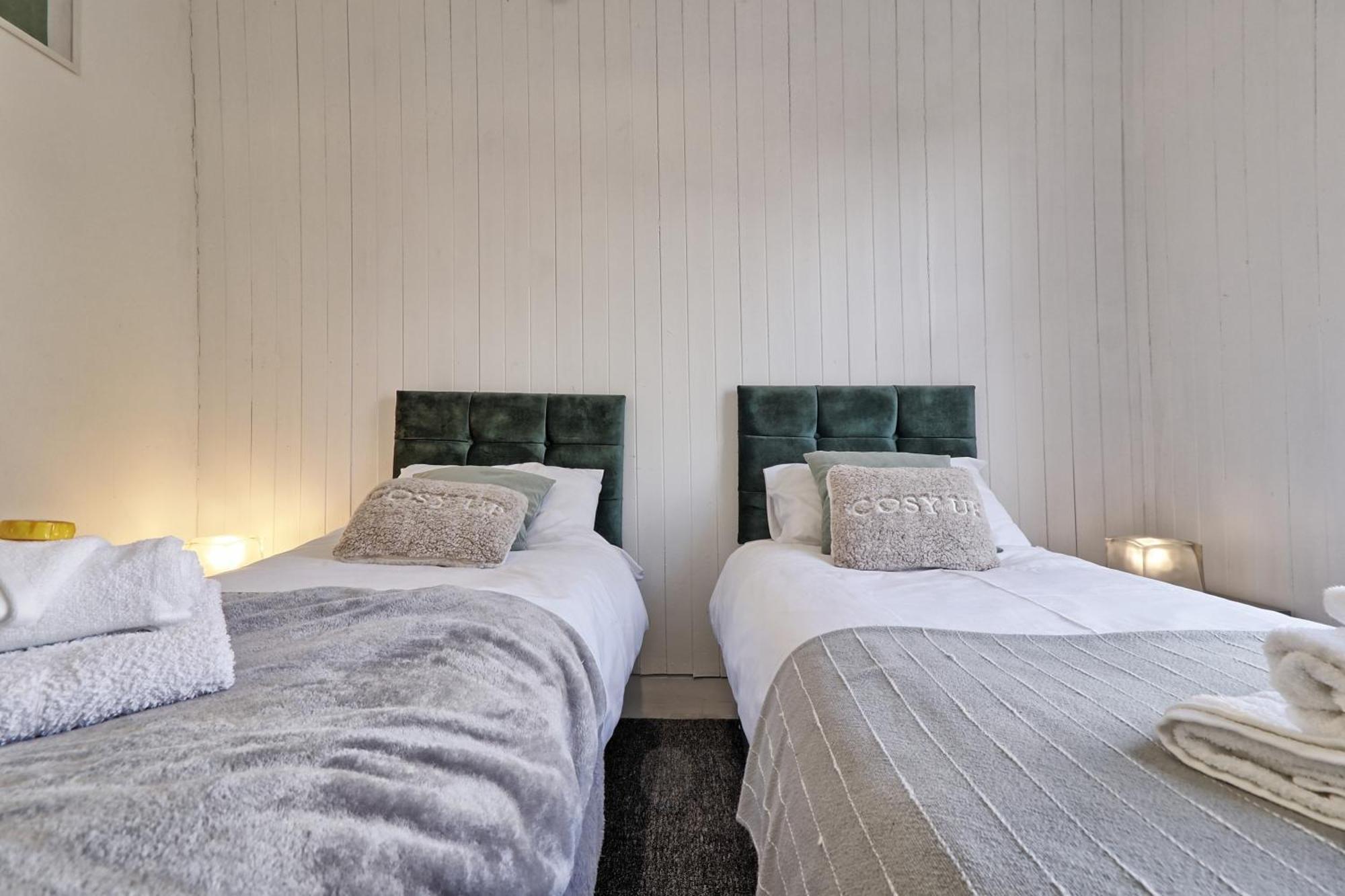 Beautiful Spacious Four Bedroom House With Parking For 2 Cars, 5 Minute Walk To Southend Station Eksteriør billede