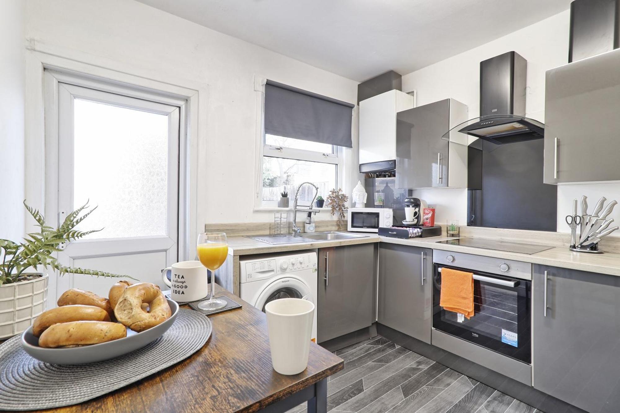Beautiful Spacious Four Bedroom House With Parking For 2 Cars, 5 Minute Walk To Southend Station Eksteriør billede