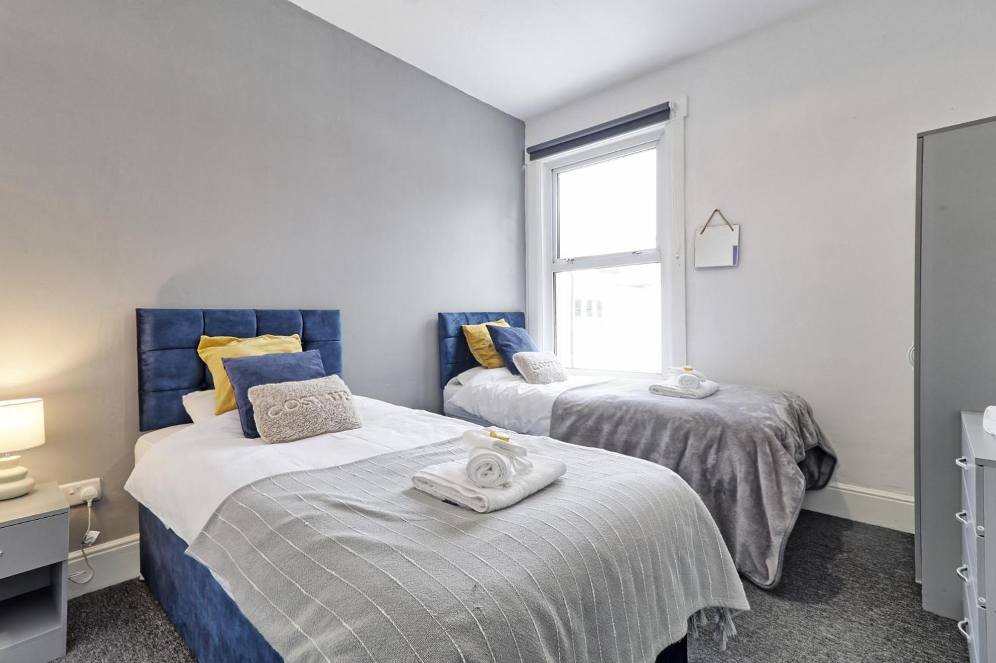 Beautiful Spacious Four Bedroom House With Parking For 2 Cars, 5 Minute Walk To Southend Station Eksteriør billede
