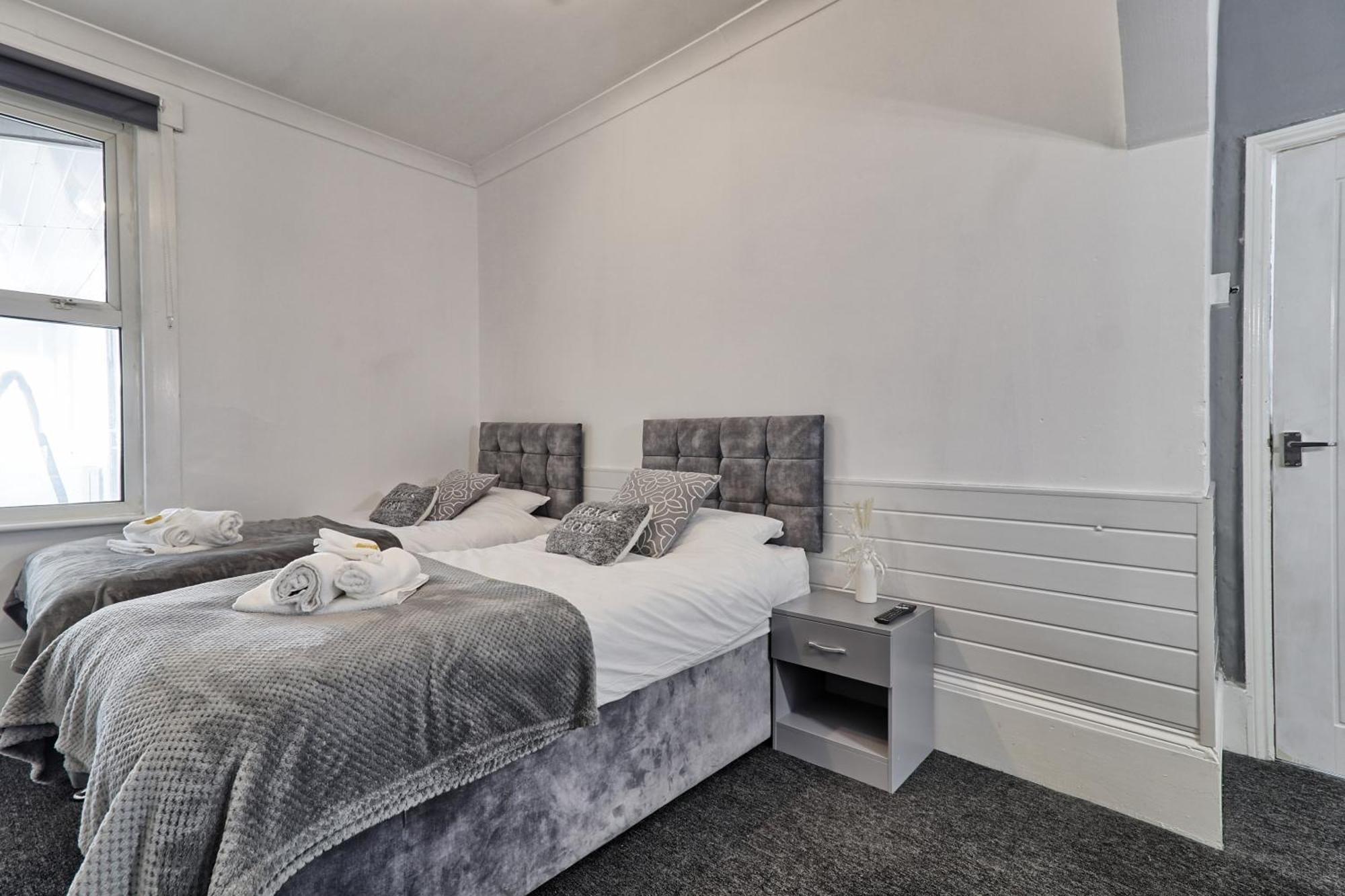 Beautiful Spacious Four Bedroom House With Parking For 2 Cars, 5 Minute Walk To Southend Station Eksteriør billede