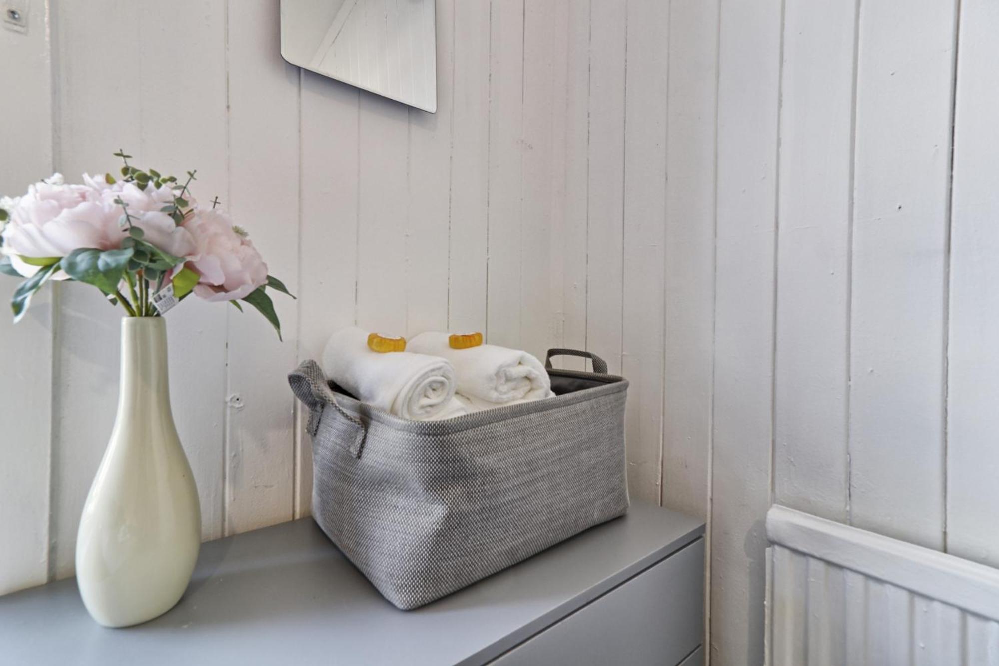 Beautiful Spacious Four Bedroom House With Parking For 2 Cars, 5 Minute Walk To Southend Station Eksteriør billede