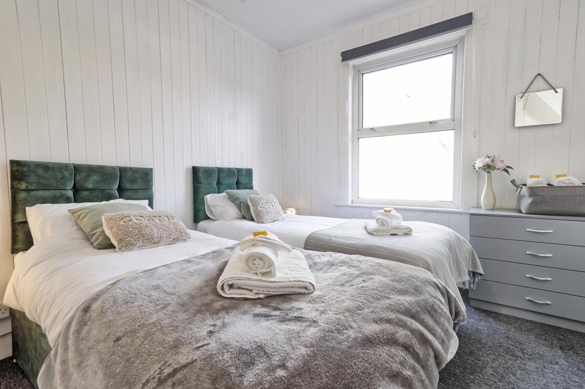 Beautiful Spacious Four Bedroom House With Parking For 2 Cars, 5 Minute Walk To Southend Station Eksteriør billede